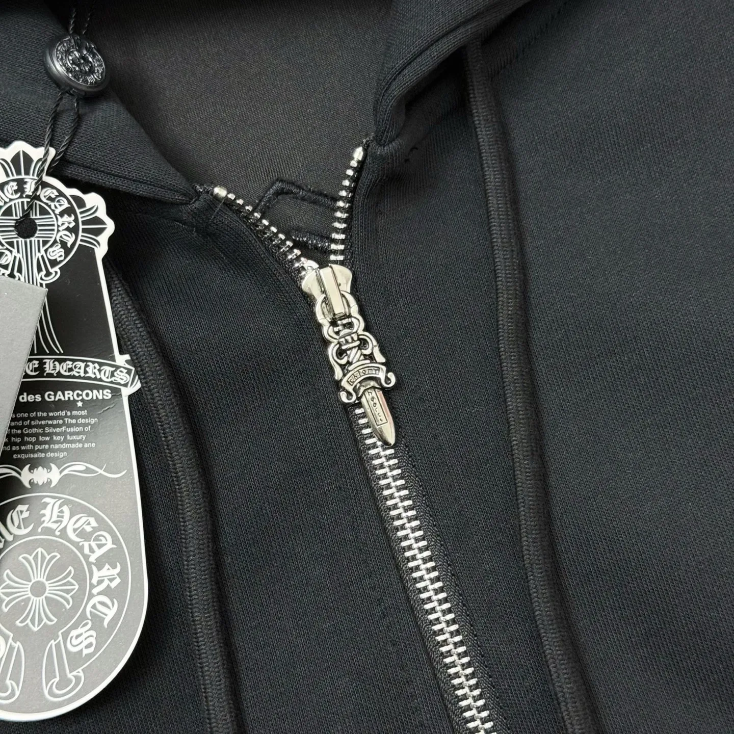 P330 Chrome Heart patchwork leather rivet heavy embroidery hooded jacket ChromeHearts counter same style Hat thousands of needles heavy embroidery letters Original custom hardware zippers The details are restored in place Very textured on the handle Three-dimensional and atmospheric Versatile and easy to wear in autumn Simple and elegant Using the os version The upper body effect is great Suitable for all body types Soft and comfortable Front CH Sanskrit embroidered letters ➕ Back horseshoe Sanskrit large leather label Small mark on the hem Machine washable No fading, no deformation, complete accessories, original mold opening, perfect restoration of zp 2:1, same style for men and women, versatile and easy to match, size s m l xl color black
